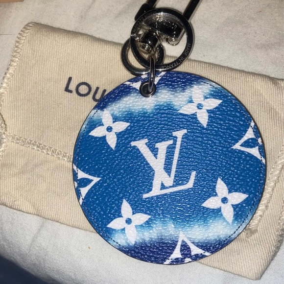 /traded/💯 LOUIS VUITTON
Monogram Escale Bag Charm Key Holder Blue Ombré Disc - Picture 10 of 14